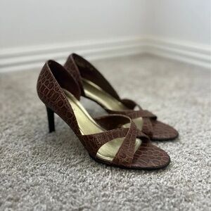 Chic Brown Crocodile Pattern Heels